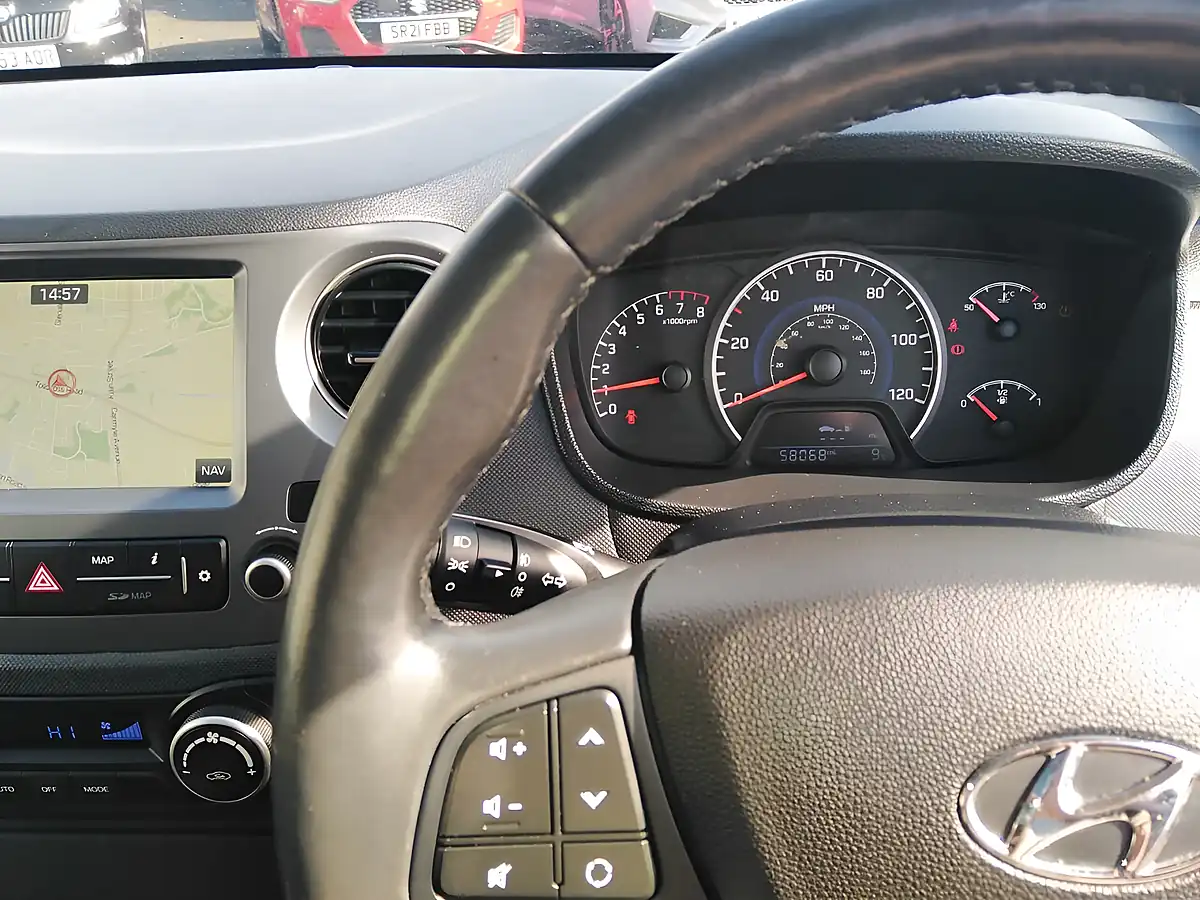 Used 2018 Hyundai i10 Premium Se Silver - Interior and Exterior details 9