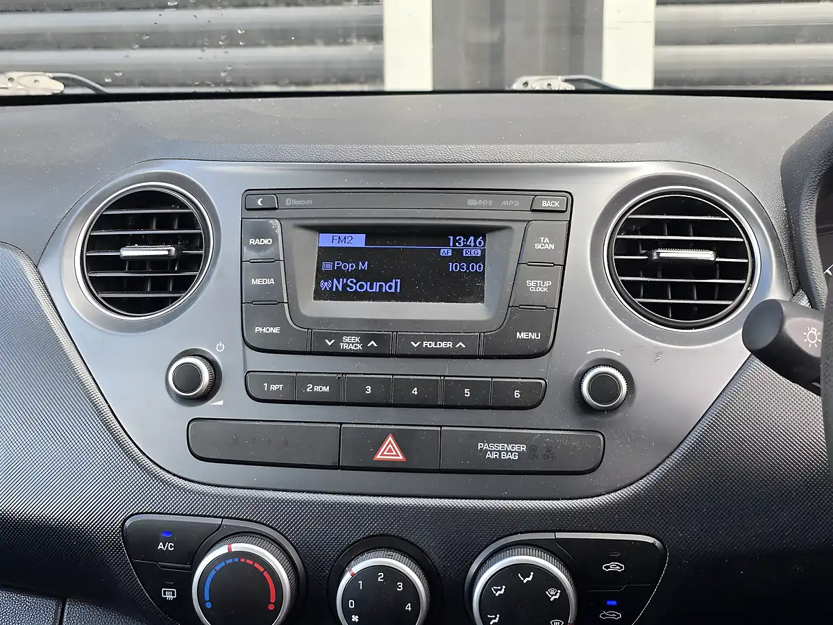 Used 2018 Hyundai I10 Se Grey - Interior and Exterior details 9