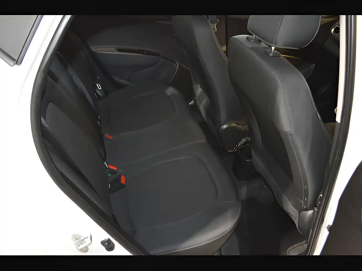 Used 2018 Hyundai i10 Se Hatchback 5dr Polar White - Interior and Exterior details 16