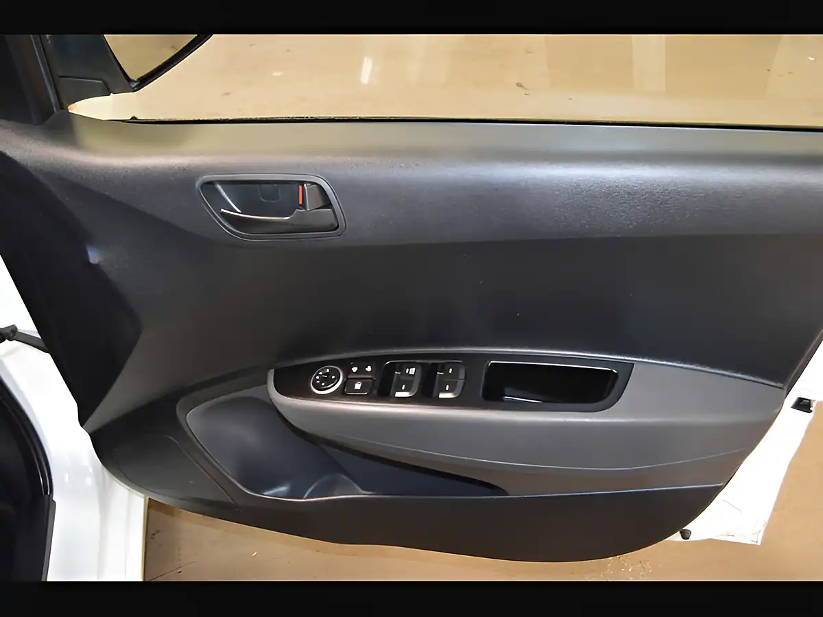 Used 2018 Hyundai i10 Se Hatchback 5dr Polar White - Interior and Exterior details 19