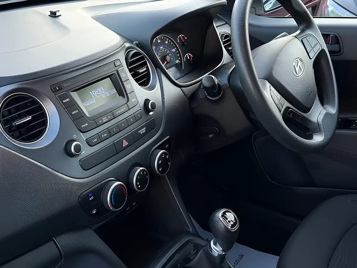Used 2018 Hyundai i10 Se Polar White - Interior and Exterior details 14