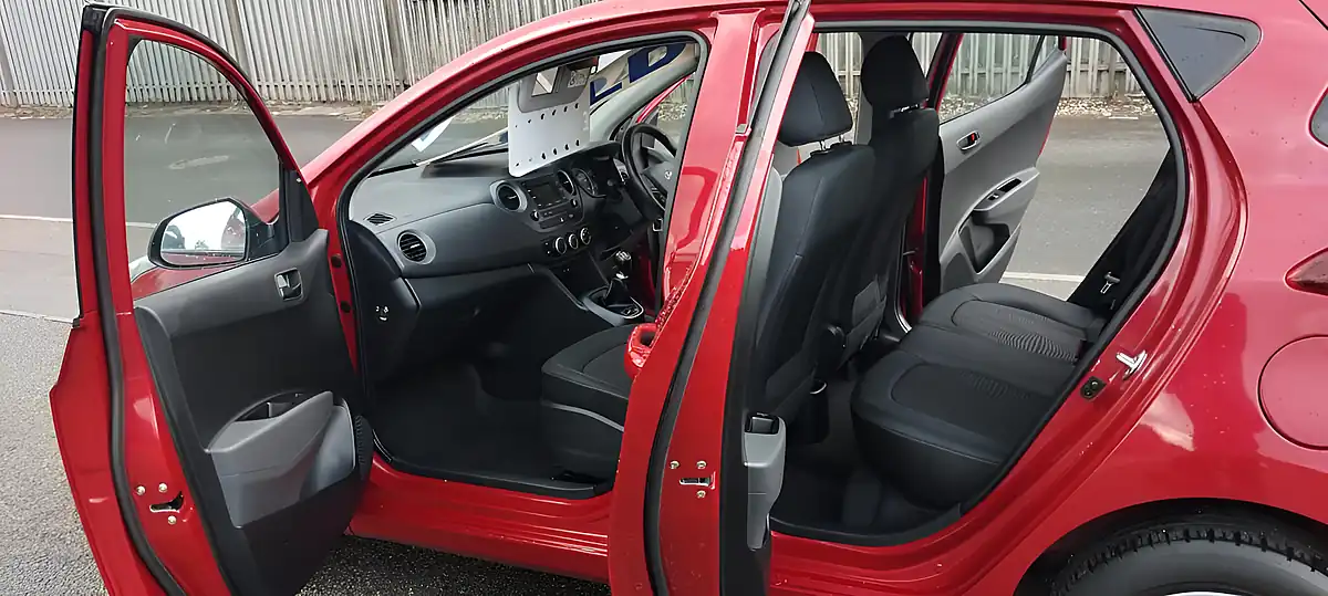 Used 2018 Hyundai i10 Se Red - Interior and Exterior details 9