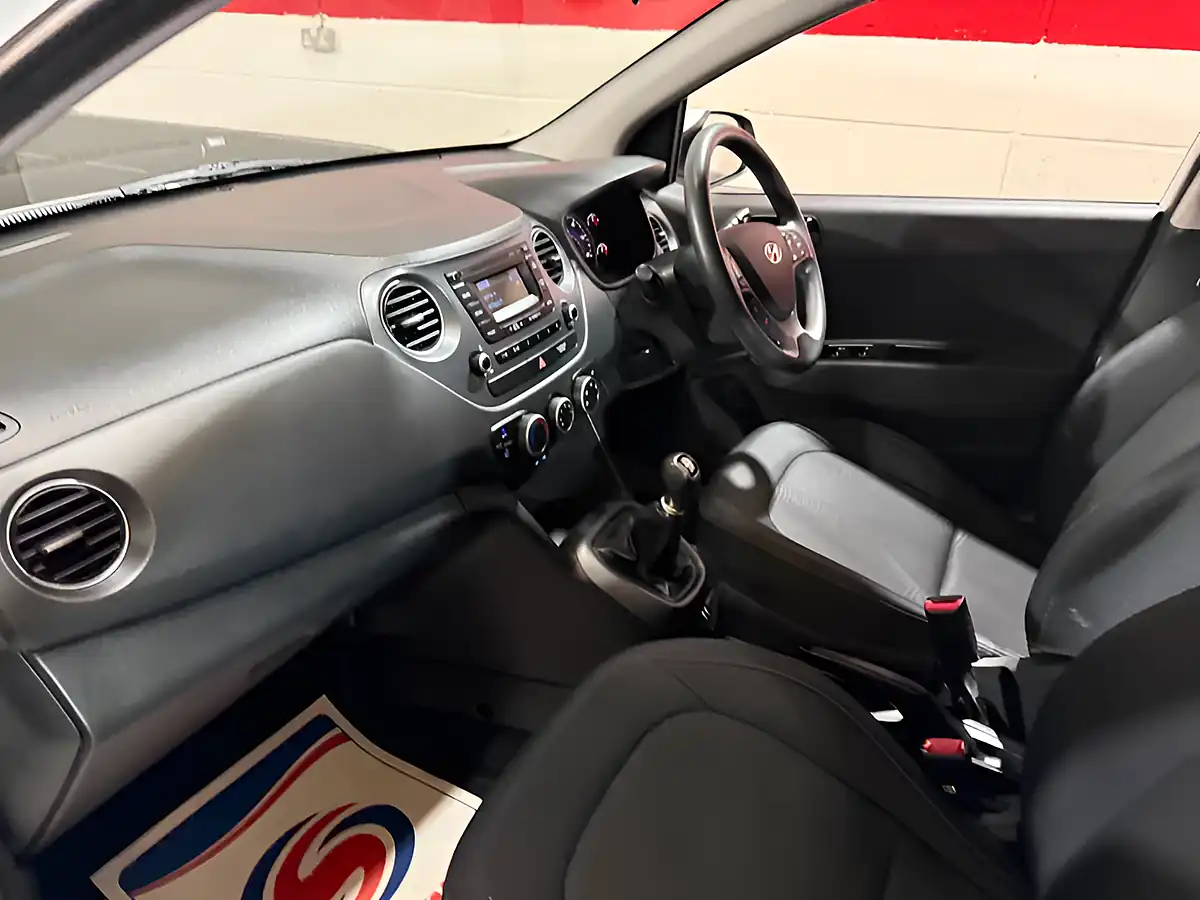 Used 2018 Hyundai i10 Se White - Interior and Exterior details 12