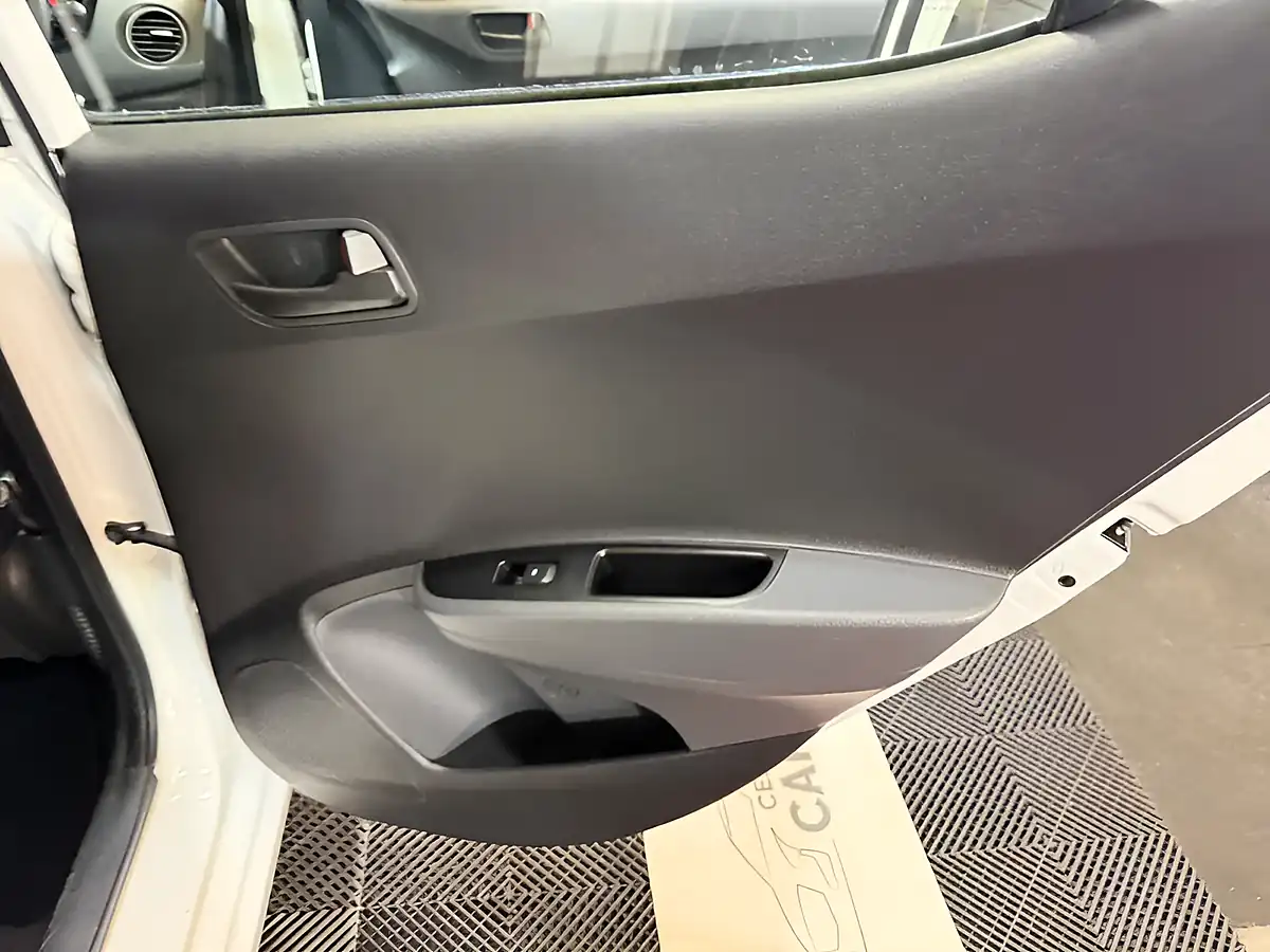 Used 2018 Hyundai i10 Se White - Interior and Exterior details 15