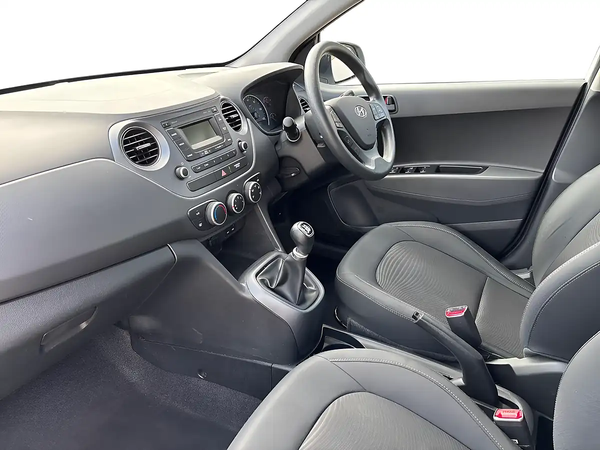 Used 2018 Hyundai i10 Se White - Interior and Exterior details 10