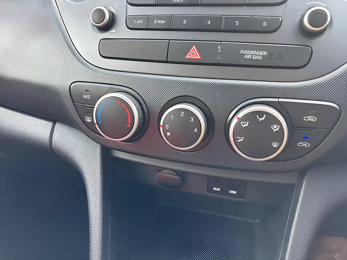 Used 2018 Hyundai i10 Se White - Interior and Exterior details 12