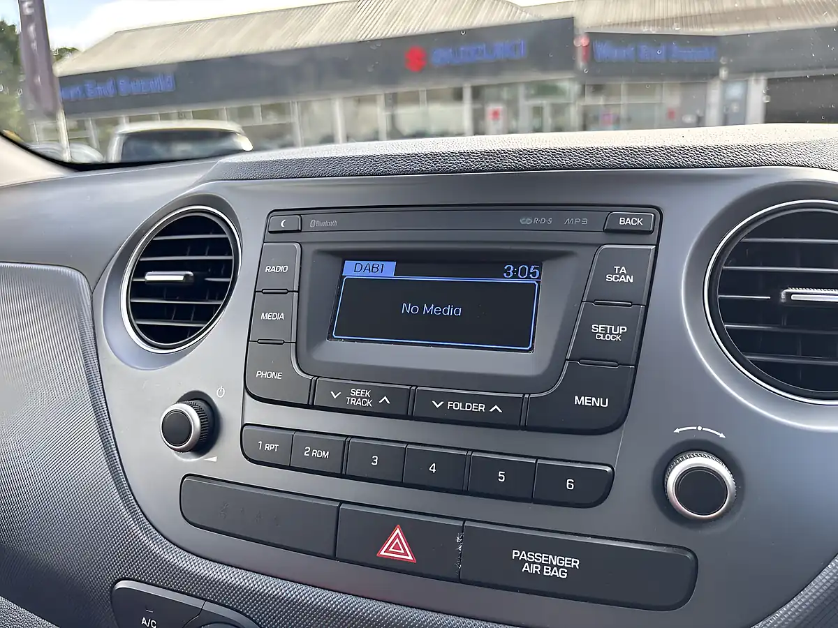 Used 2018 Hyundai i10 Se White - Interior and Exterior details 16