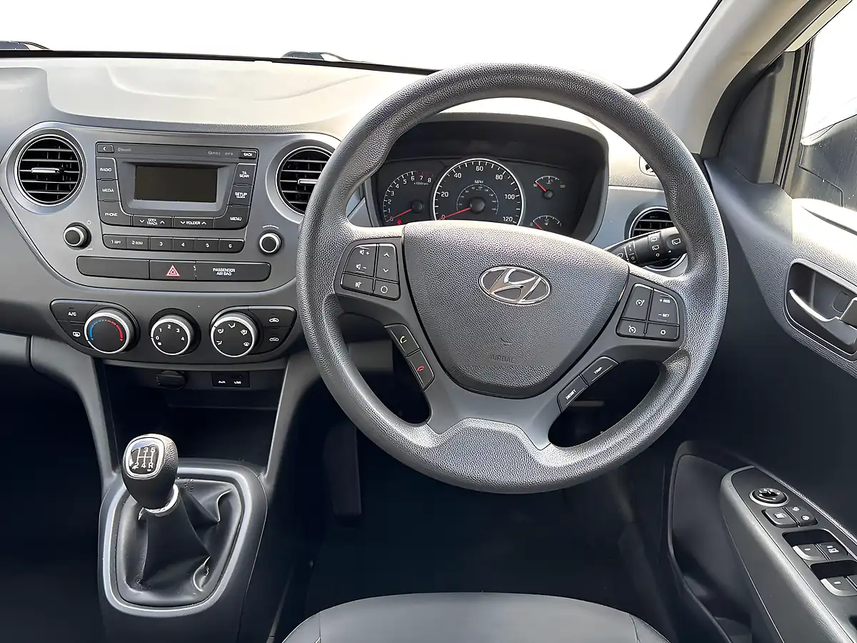 Used 2018 Hyundai i10 Se White - Interior and Exterior details 8