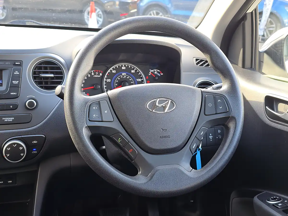 Used 2018 Hyundai i10 Se White - Interior and Exterior details 8