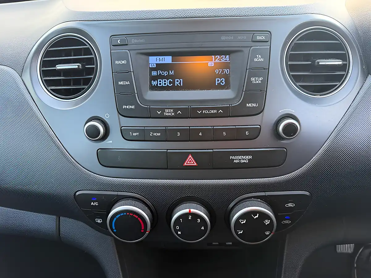 Used 2018 Hyundai i10 Se White - Interior and Exterior details 14