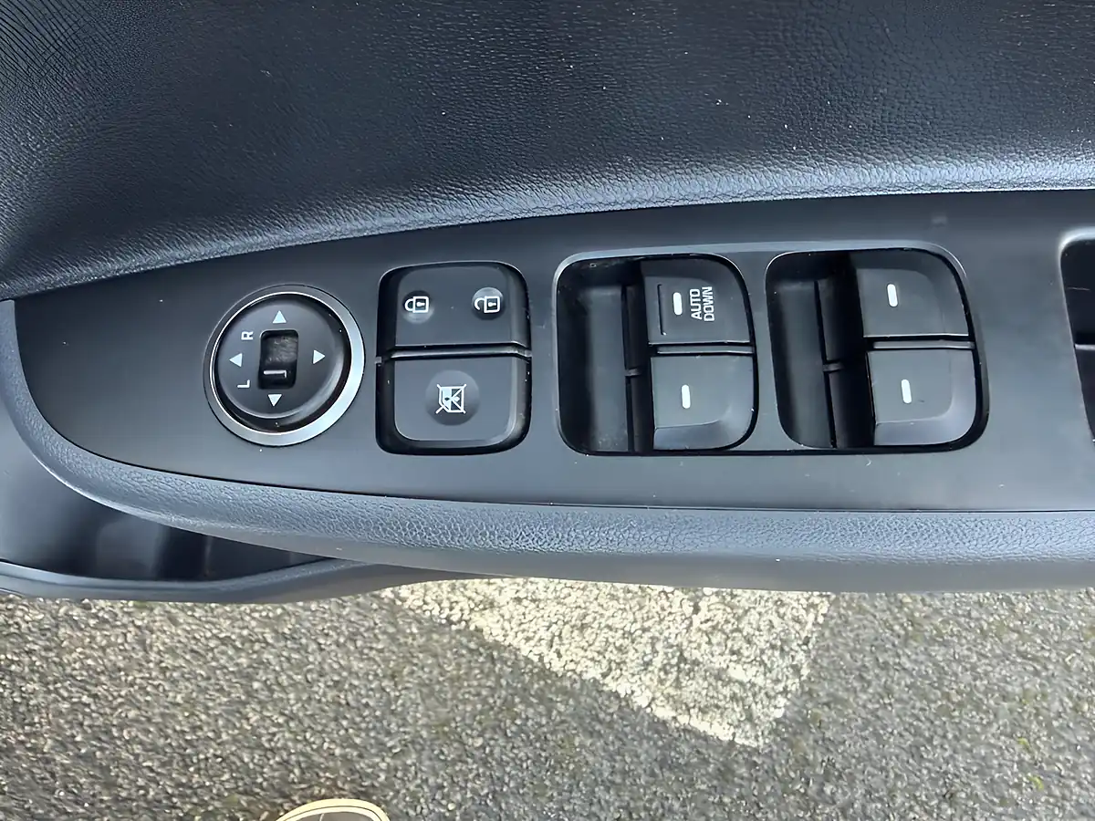 Used 2018 Hyundai i10 Se White - Interior and Exterior details 17