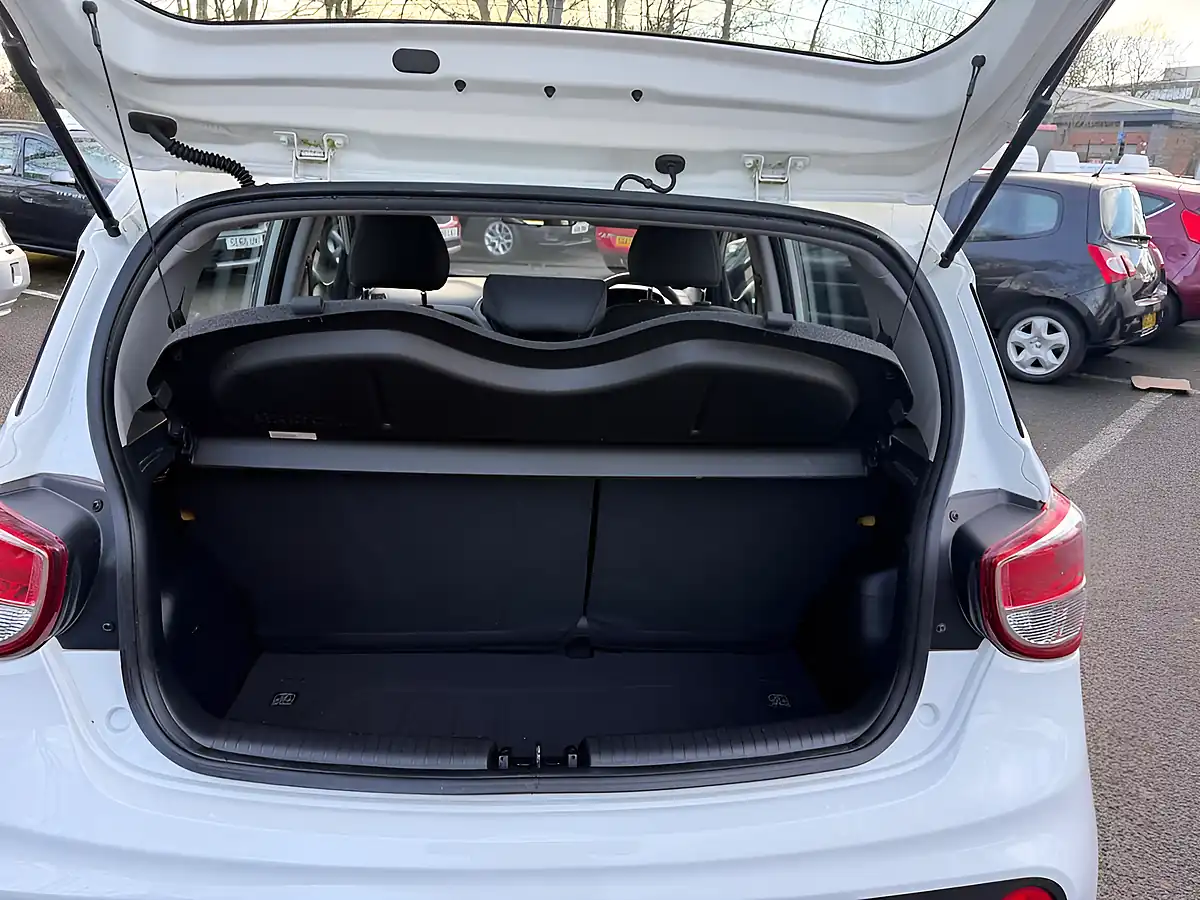 Used 2018 Hyundai i10 Se White - Interior and Exterior details 9