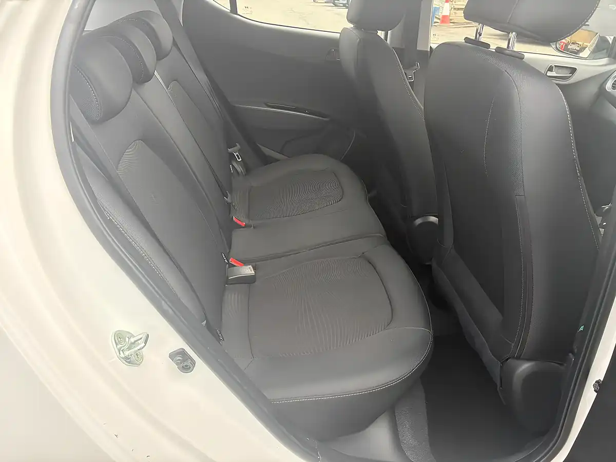 Used 2018 Hyundai i10 Se White - Interior and Exterior details 13