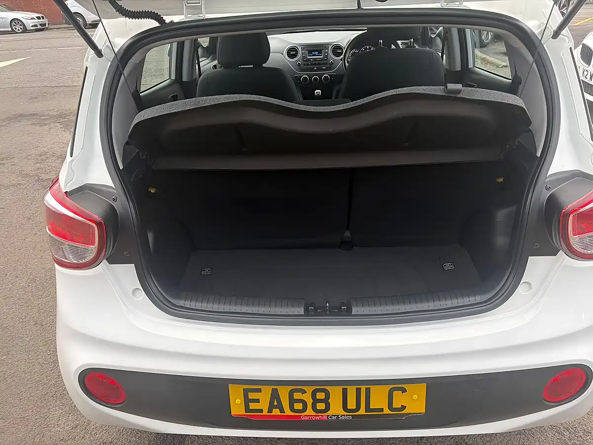 Used 2018 Hyundai i10 Se White - Interior and Exterior details 9