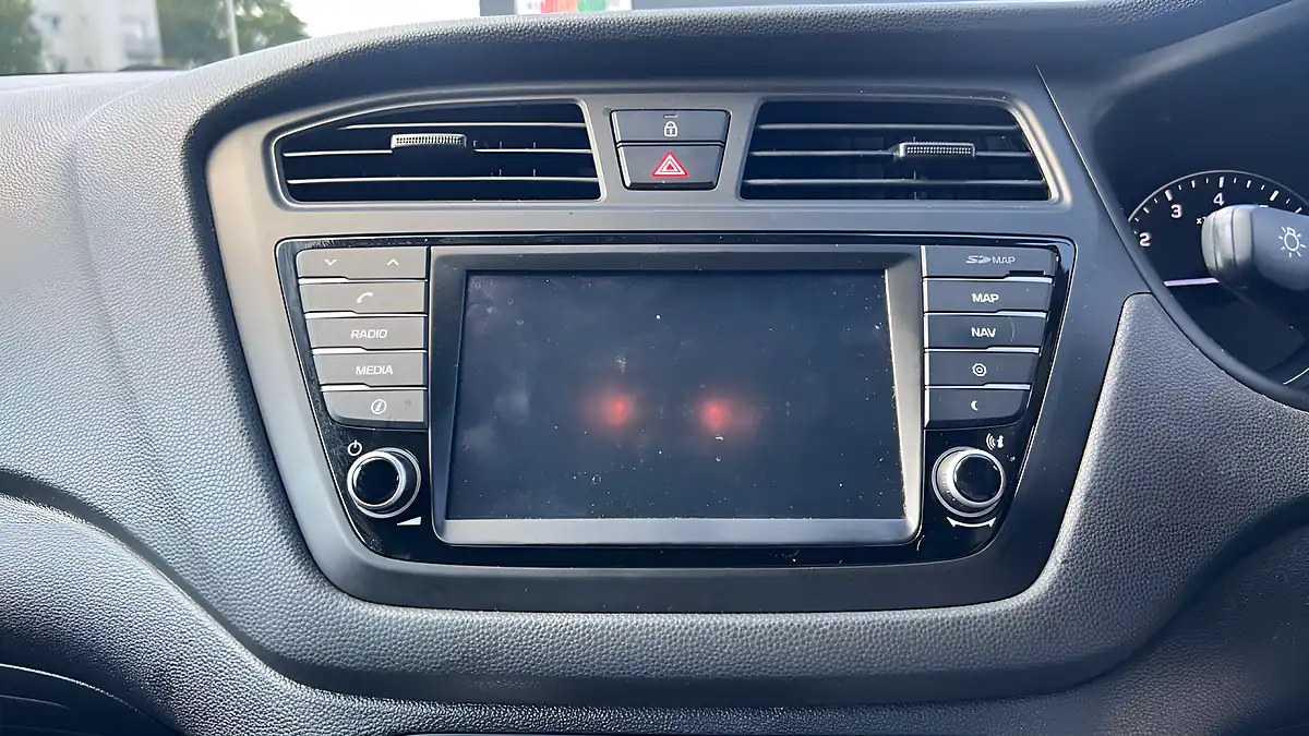 Used 2018 Hyundai I20 Go! Se White - Interior and Exterior details 10