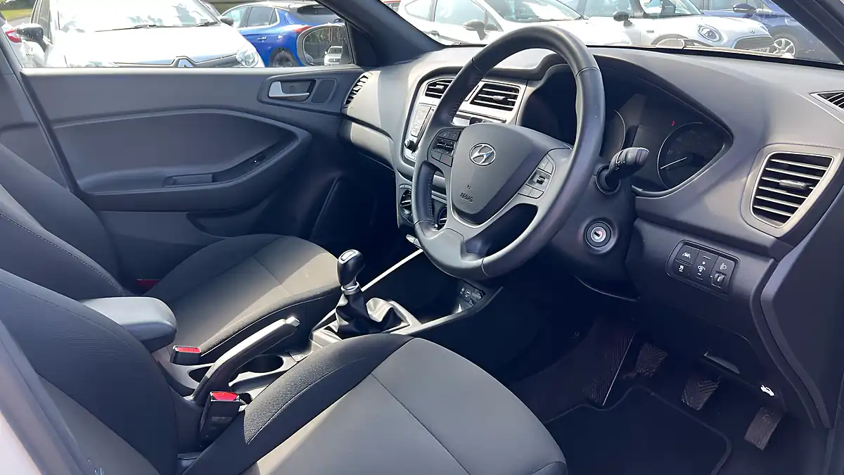 Used 2018 Hyundai I20 Go! Se White - Interior and Exterior details 12