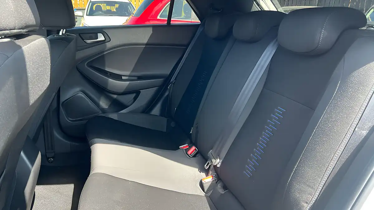 Used 2018 Hyundai I20 Go! Se White - Interior and Exterior details 13