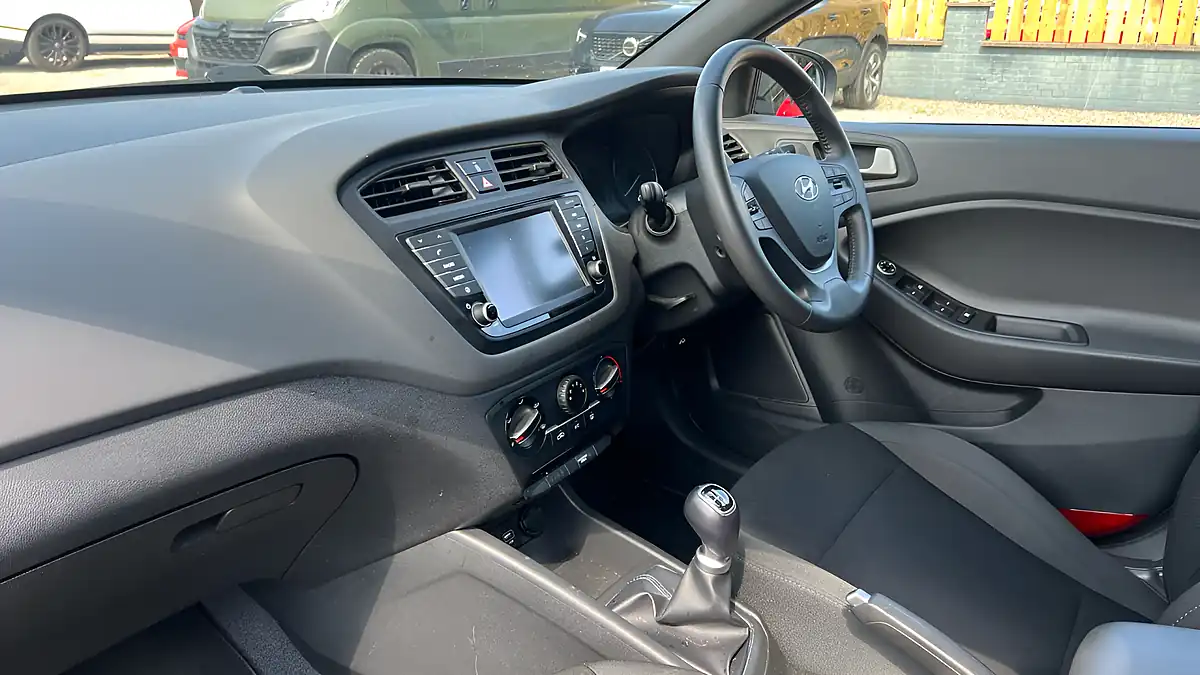 Used 2018 Hyundai I20 Go! Se White - Interior and Exterior details 6