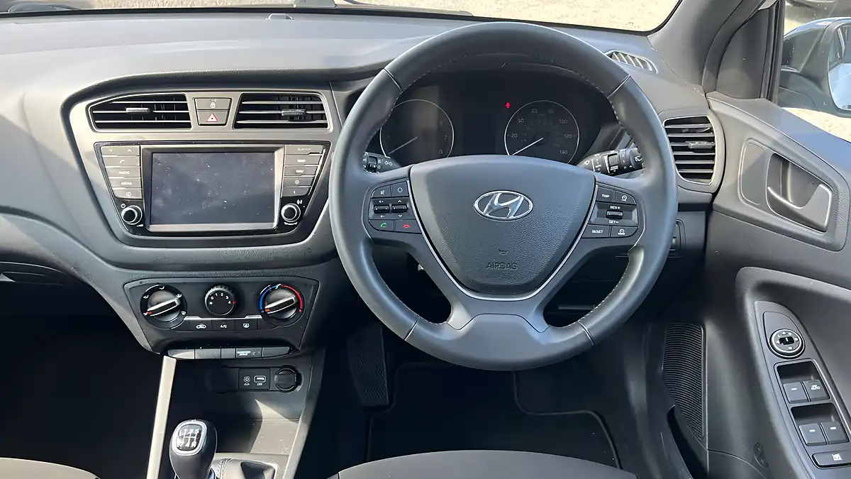 Used 2018 Hyundai I20 Go! Se White - Interior and Exterior details 7