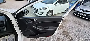 Used 2018 Hyundai I20 S-Connect White - Interior and Exterior details 10