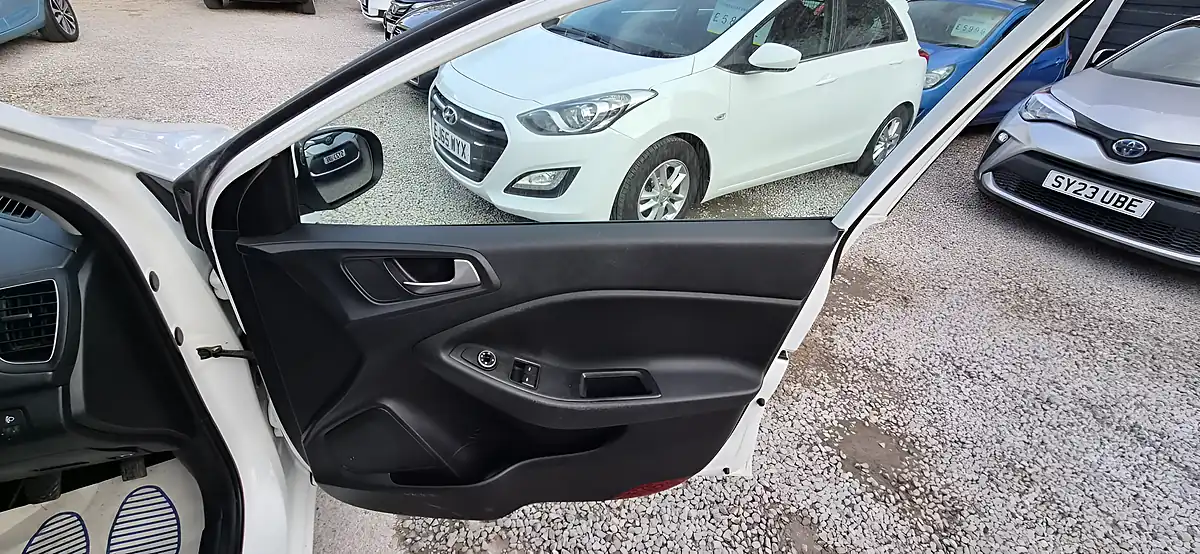 Used 2018 Hyundai I20 S-Connect White - Interior and Exterior details 10