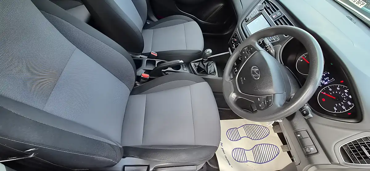 Used 2018 Hyundai I20 S-Connect White - Interior and Exterior details 11