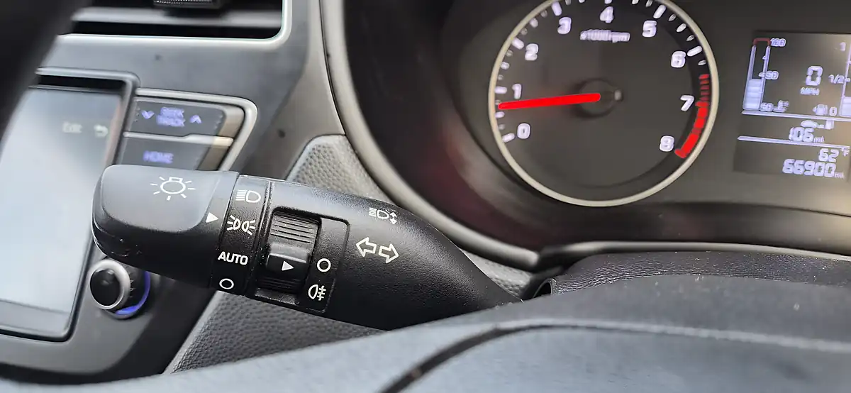 Used 2018 Hyundai I20 S-Connect White - Interior and Exterior details 12