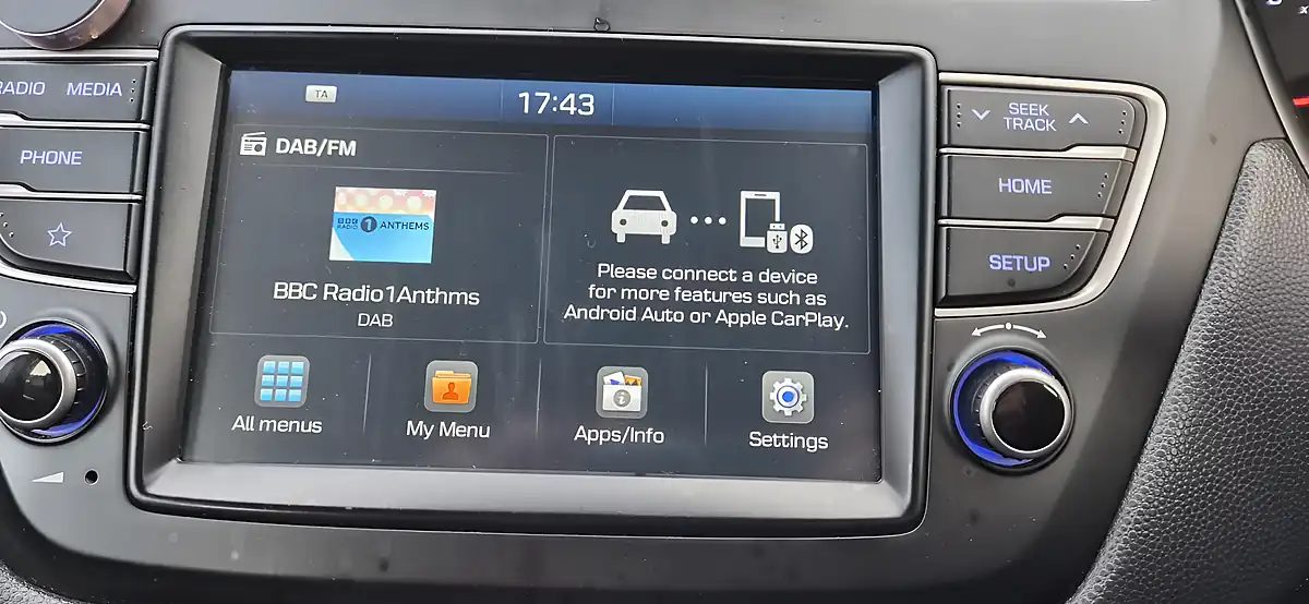 Used 2018 Hyundai I20 S-Connect White - Interior and Exterior details 13