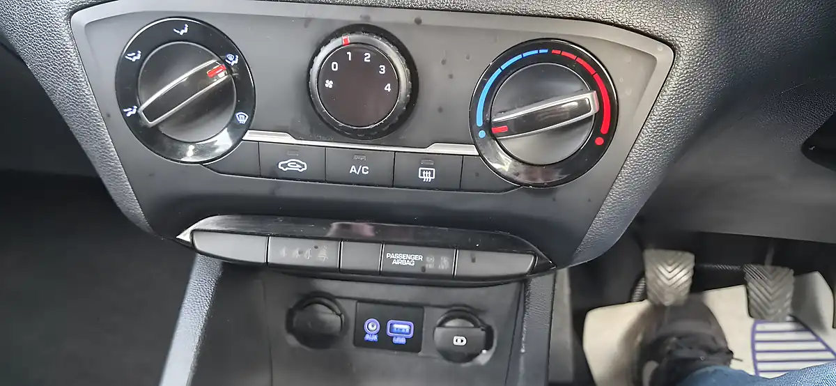 Used 2018 Hyundai I20 S-Connect White - Interior and Exterior details 14