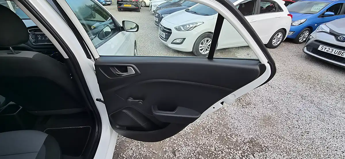 Used 2018 Hyundai I20 S-Connect White - Interior and Exterior details 15