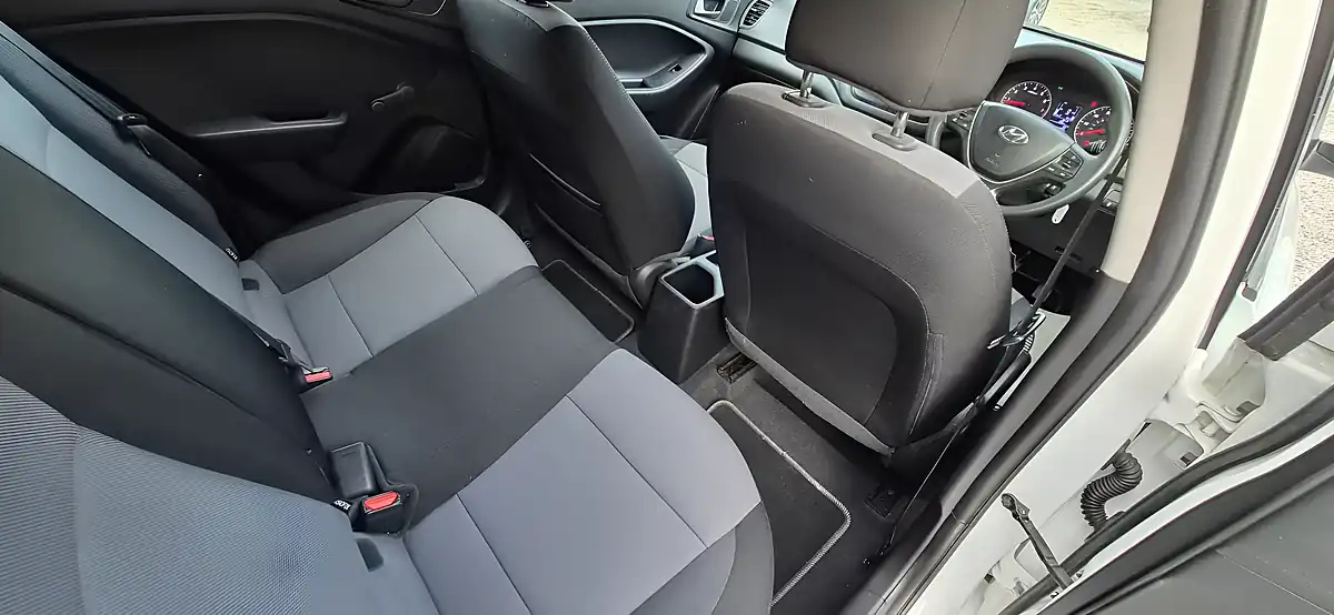 Used 2018 Hyundai I20 S-Connect White - Interior and Exterior details 16