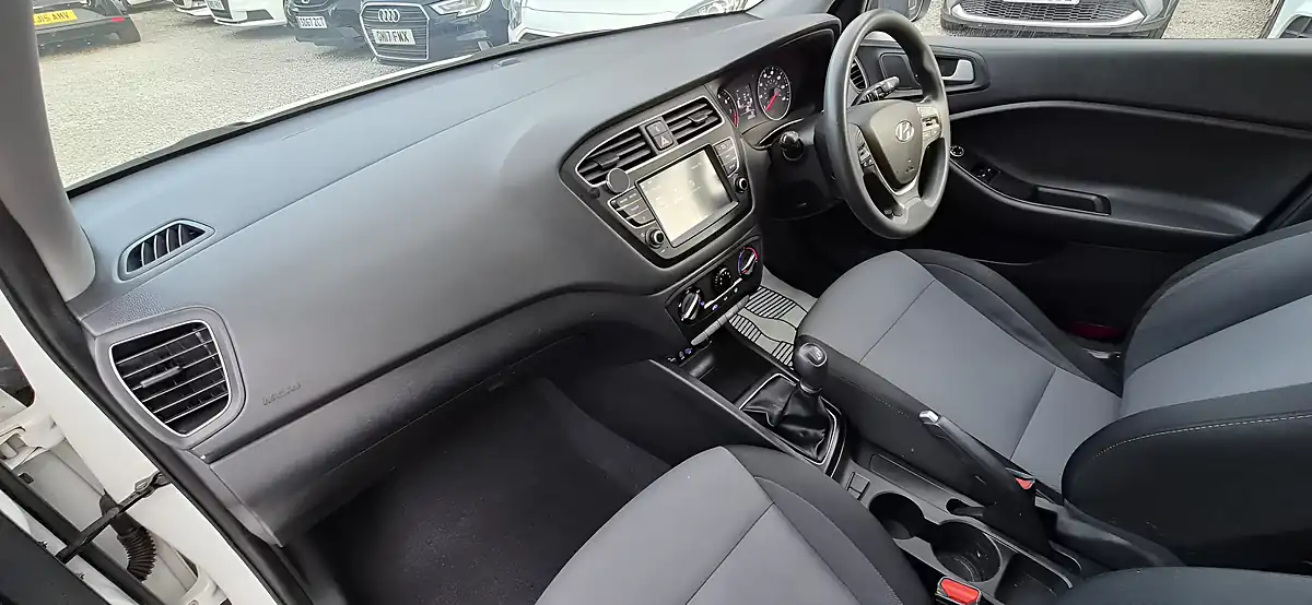 Used 2018 Hyundai I20 S-Connect White - Interior and Exterior details 18