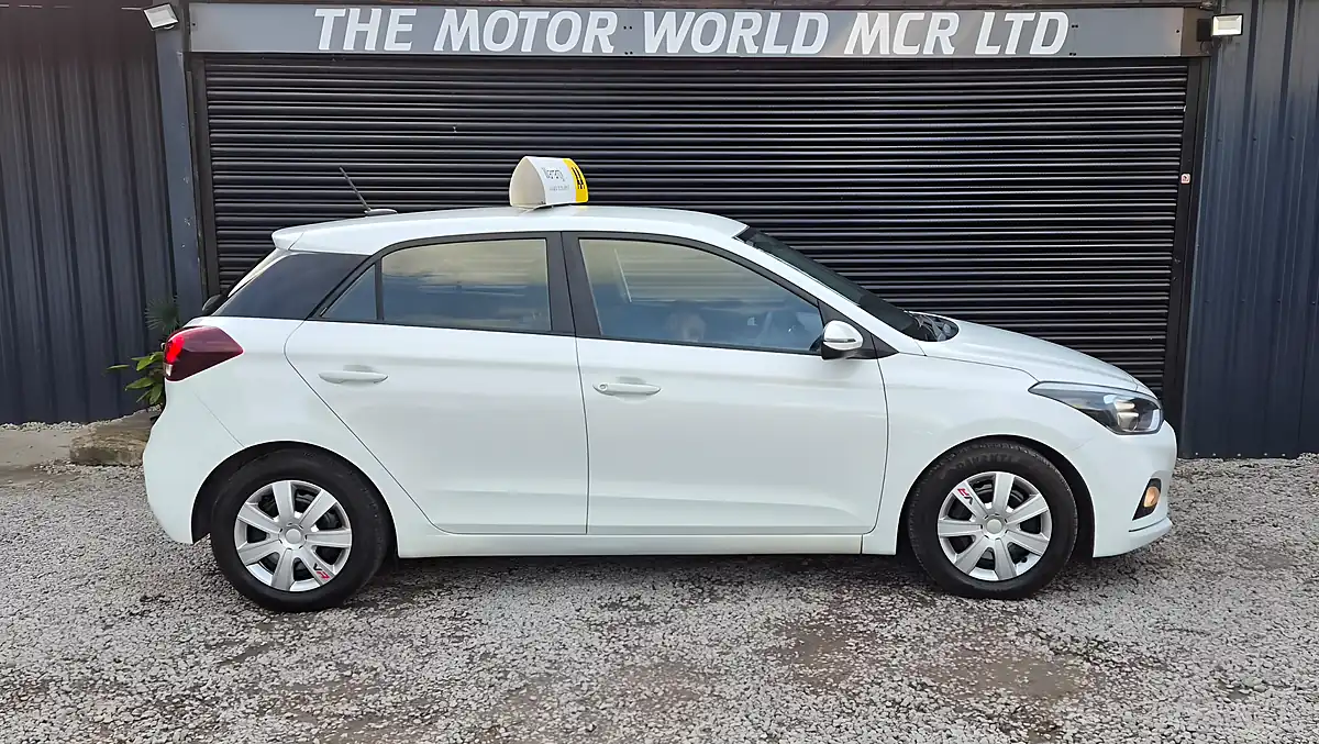 Used 2018 Hyundai I20 S-Connect White - Interior and Exterior details 3