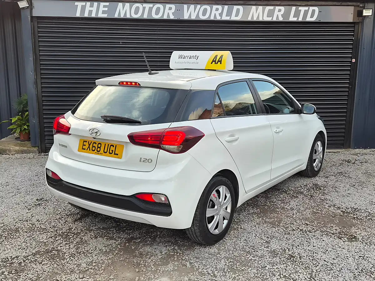 Used 2018 Hyundai I20 S-Connect White - Interior and Exterior details 4
