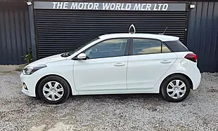 Used 2018 Hyundai I20 S-Connect White - Interior and Exterior details 7