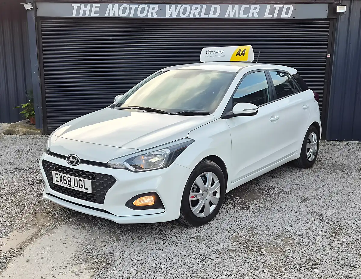 Used 2018 Hyundai I20 S-Connect White - Interior and Exterior details 8