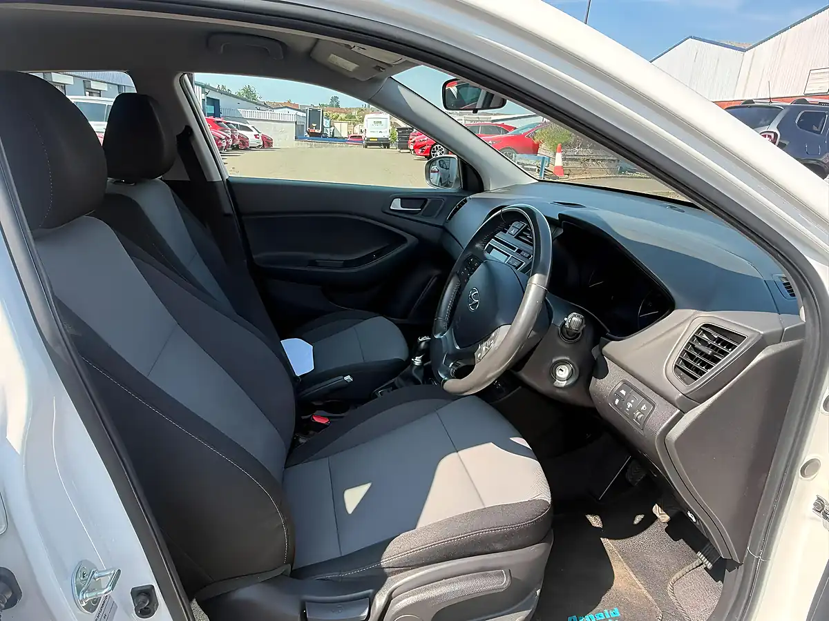 Used 2018 Hyundai I20 Se Euro 6 White - Interior and Exterior details 12