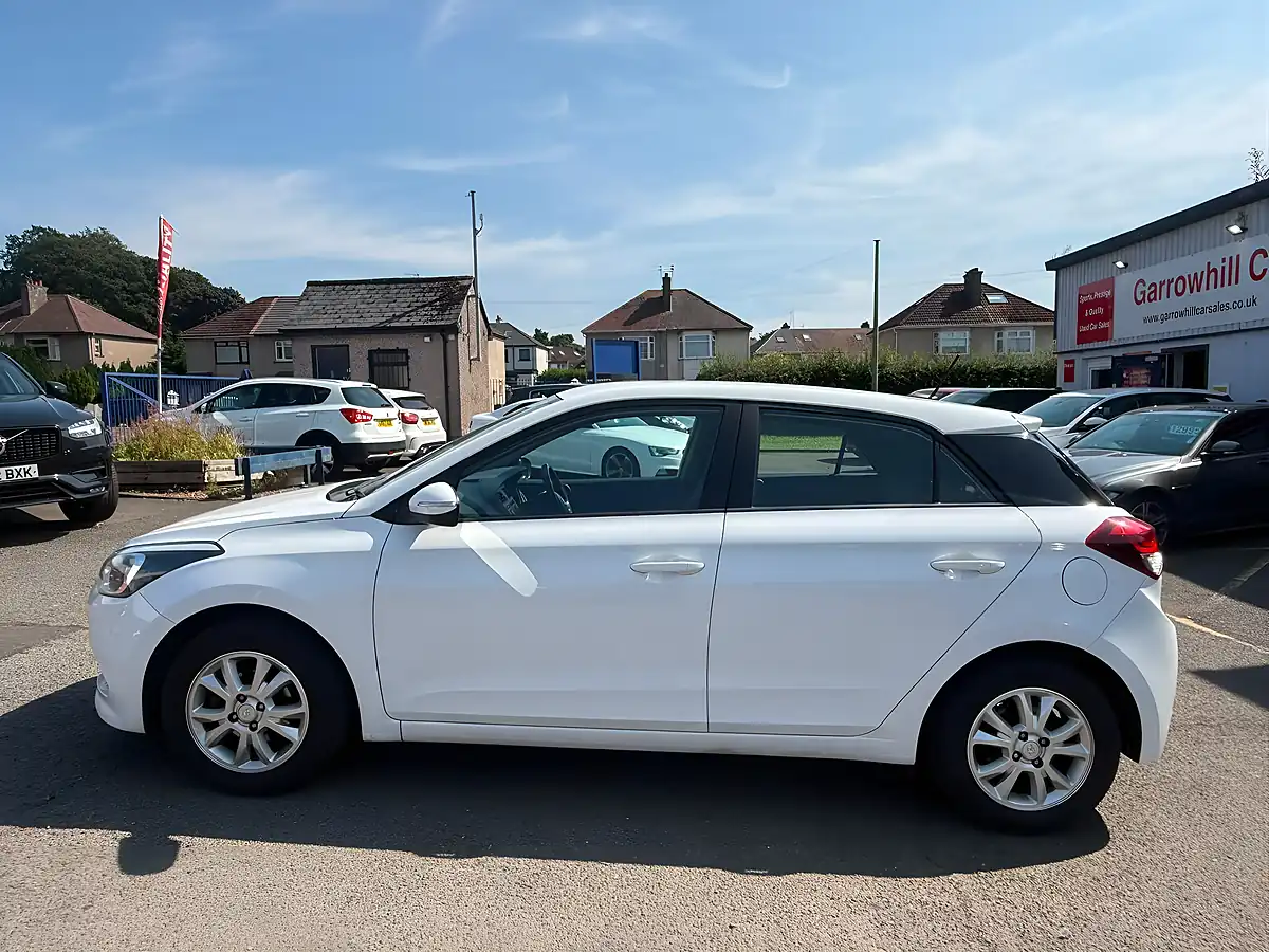 Used 2018 Hyundai I20 Se Euro 6 White - Interior and Exterior details 8