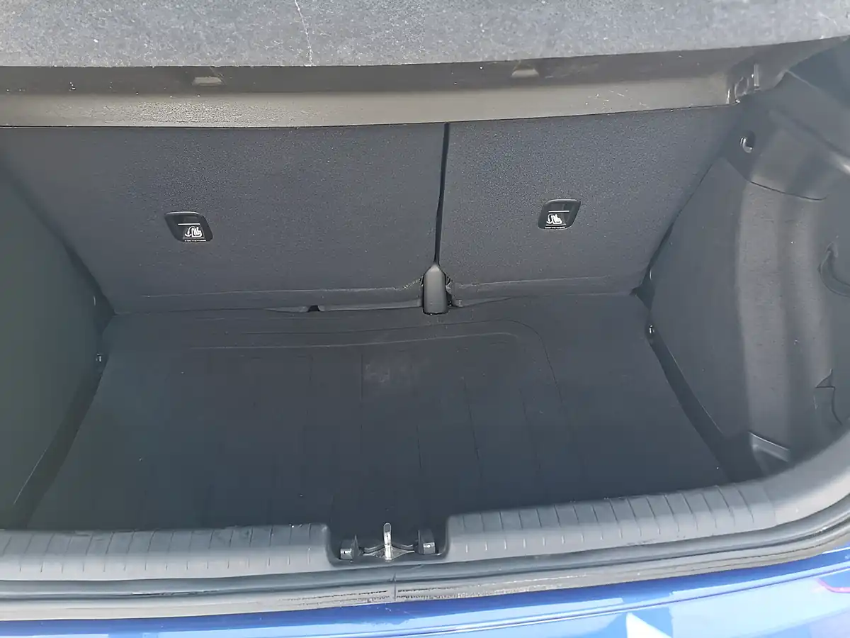 Used 2018 Hyundai I20 Se Launch Edition Champion Blue - Interior and Exterior details 12