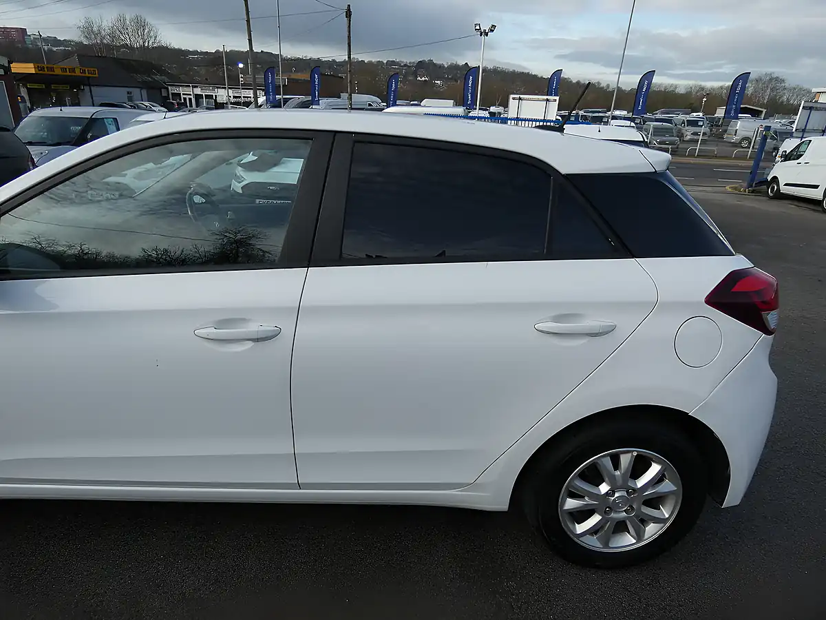 Used 2018 Hyundai i20 Se White - Interior and Exterior details 12