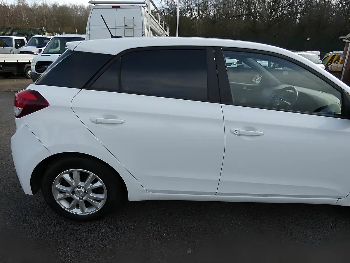 Used 2018 Hyundai i20 Se White - Interior and Exterior details 13