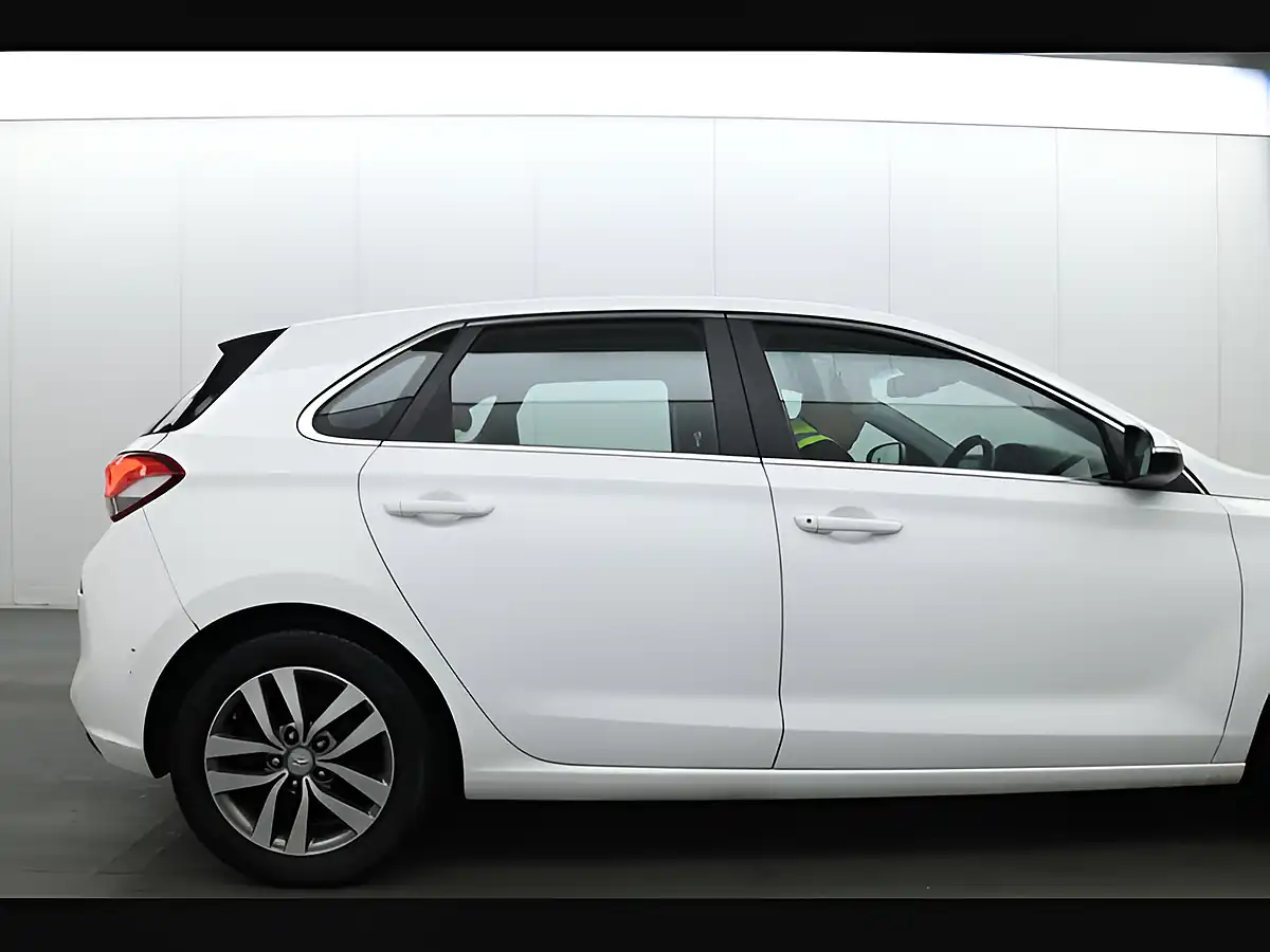 Used 2018 Hyundai i30 Se Nav Polar White - Interior and Exterior details 13