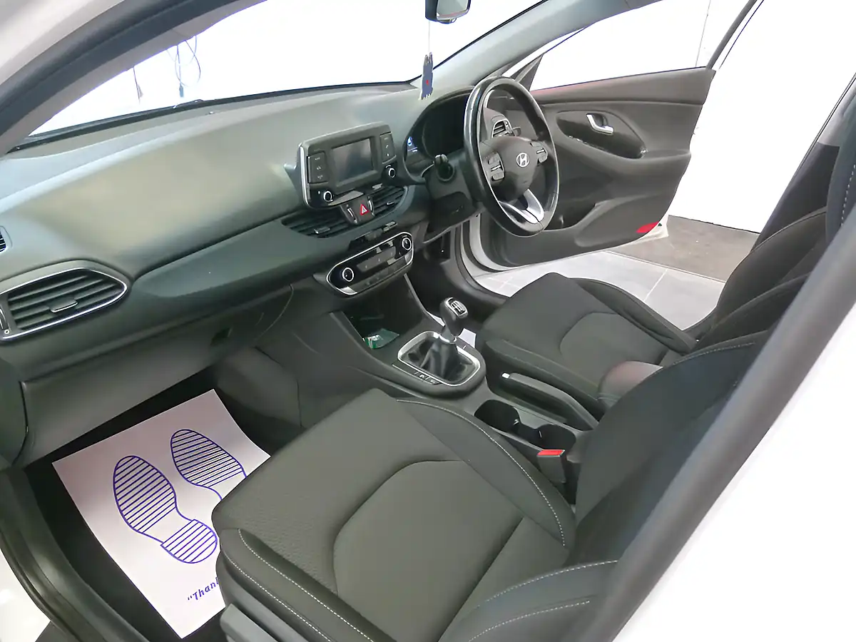 Used 2018 Hyundai i30 Se White - Interior and Exterior details 14