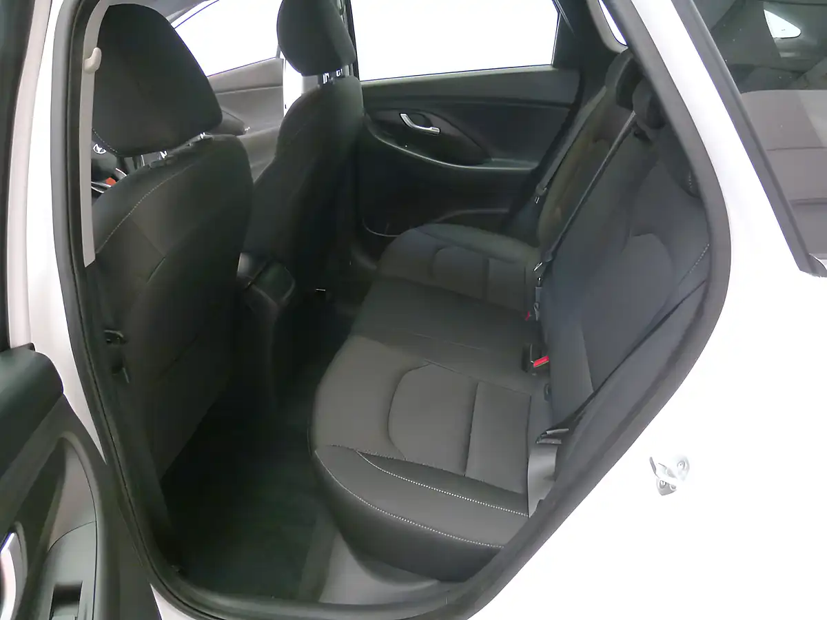 Used 2018 Hyundai i30 Se White - Interior and Exterior details 16