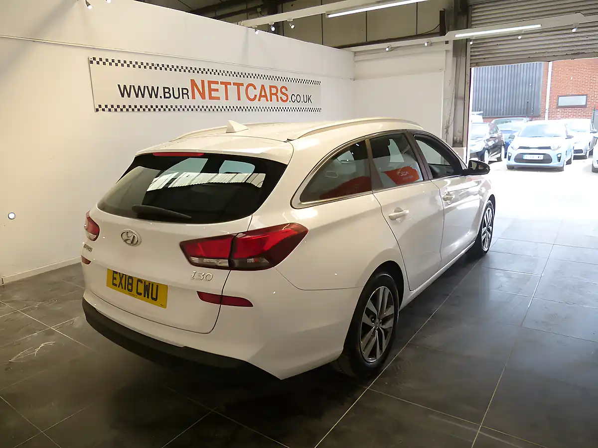 Used 2018 Hyundai i30 Se White - Interior and Exterior details 8