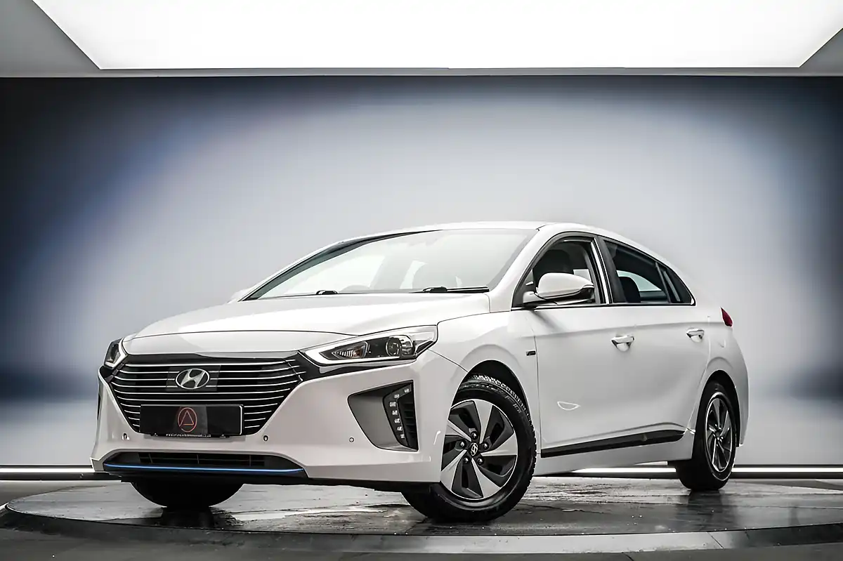 Used 2018 Hyundai Ioniq Premium Se White - Front View