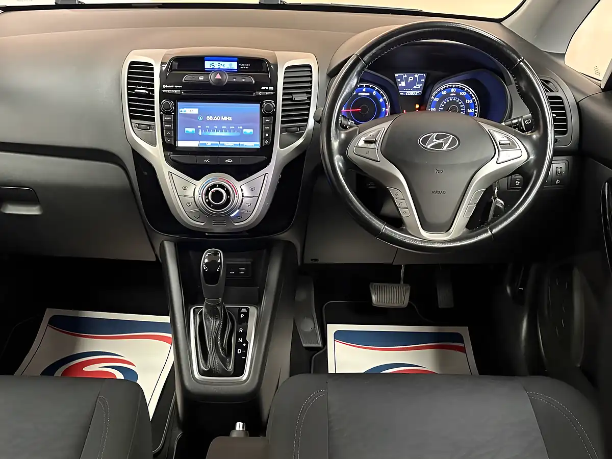 Used 2018 Hyundai Ix20 Se Nav Silver - Interior and Exterior details 5