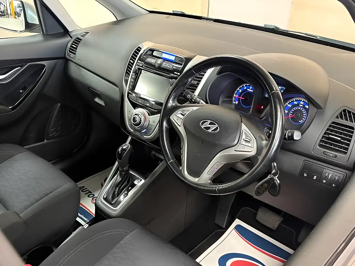 Used 2018 Hyundai Ix20 Se Nav Silver - Interior and Exterior details 9