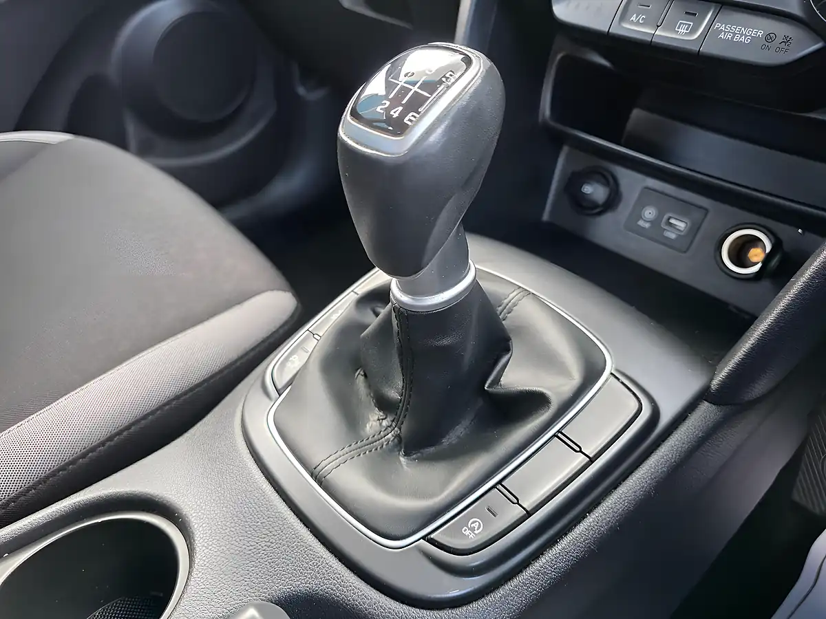 Used 2018 Hyundai Kona Se Blue Drive White - Interior and Exterior details 10