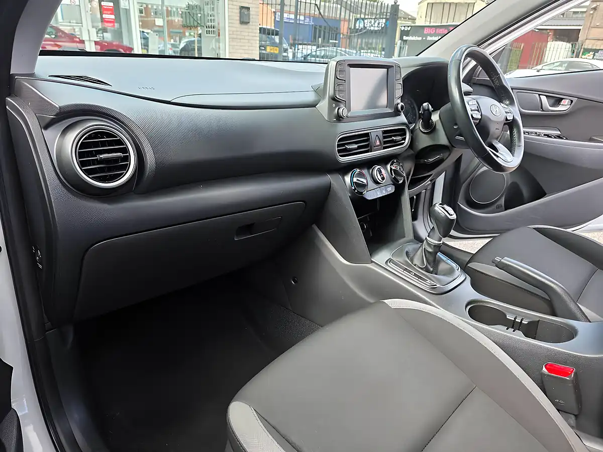 Used 2018 Hyundai Kona Se Blue Drive White - Interior and Exterior details 11